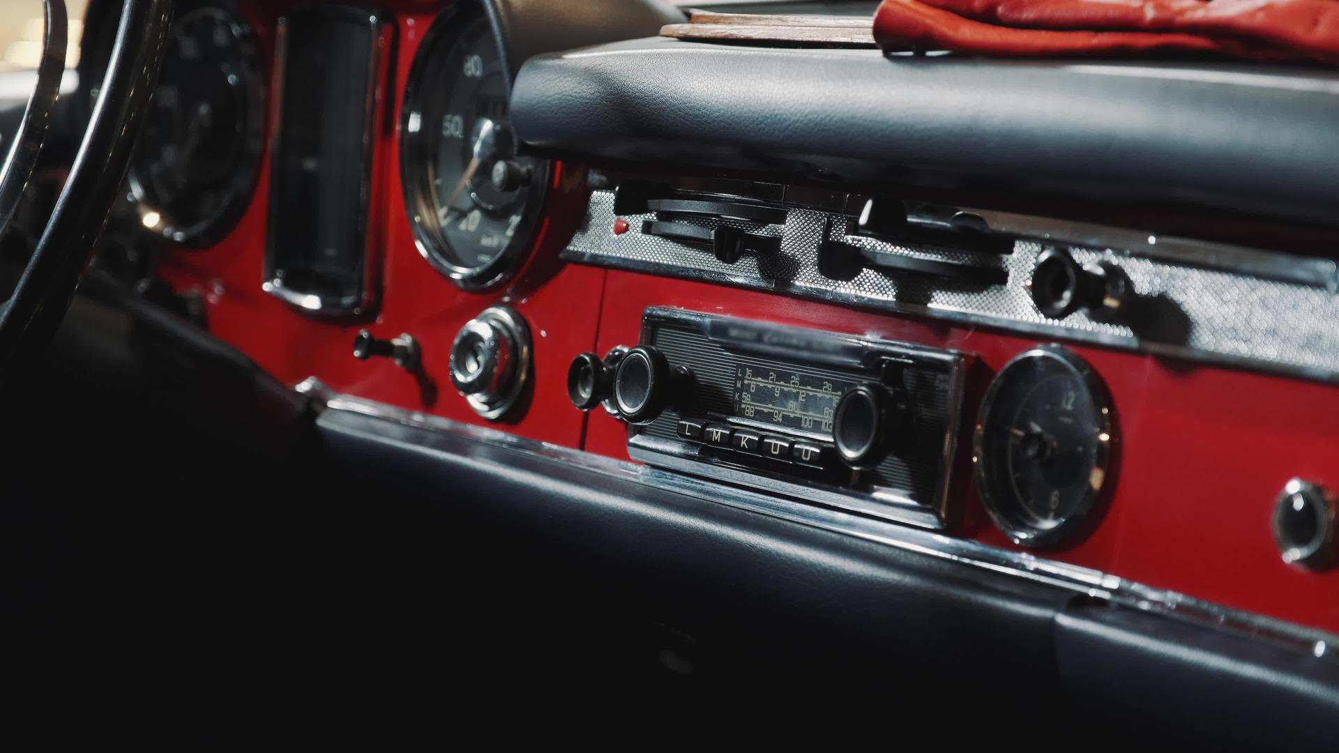 关闭红色旧车的仪表板面板视频的预览图