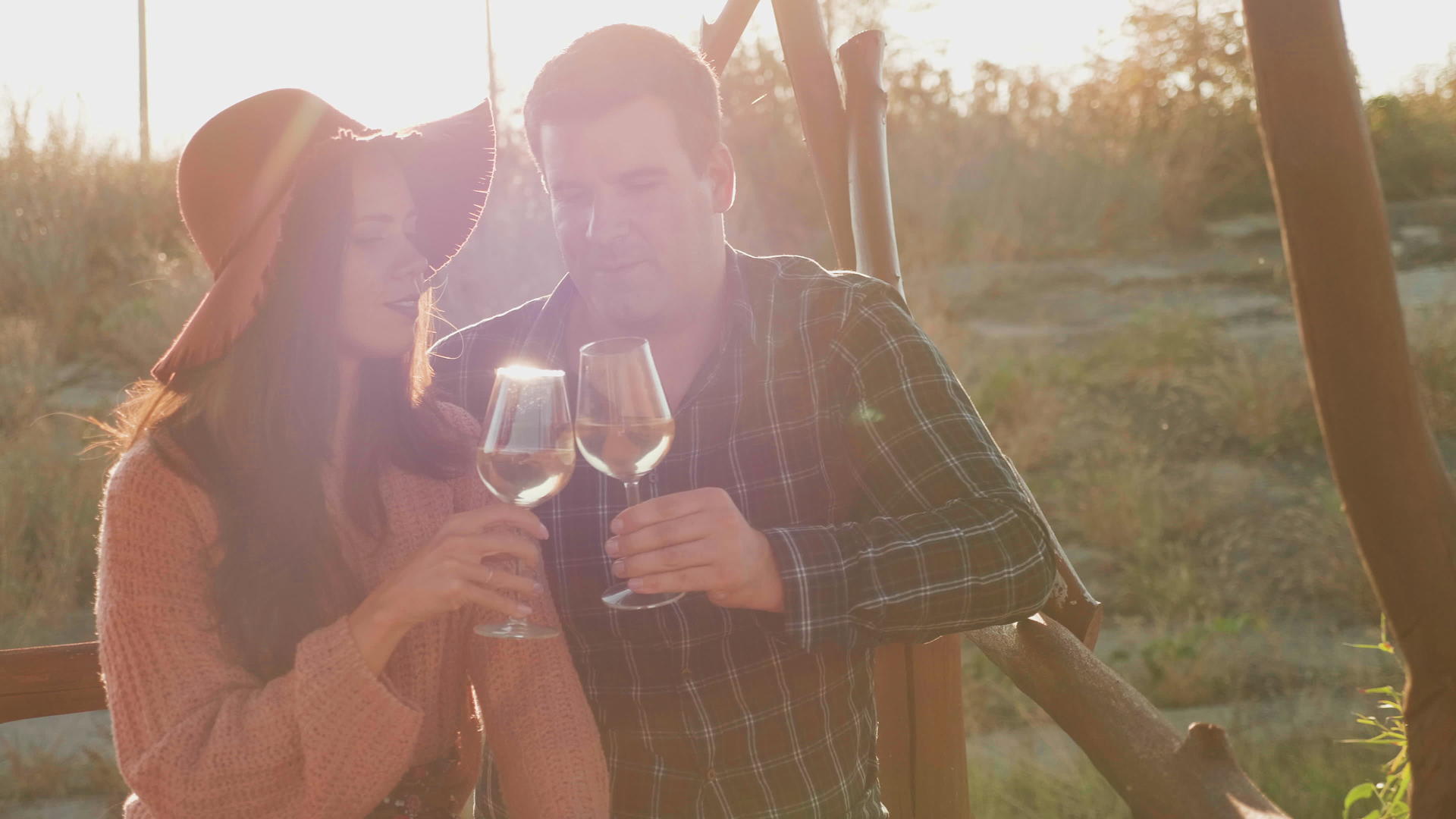 在温暖的阳光下一杯红酒一对情侣视频的预览图