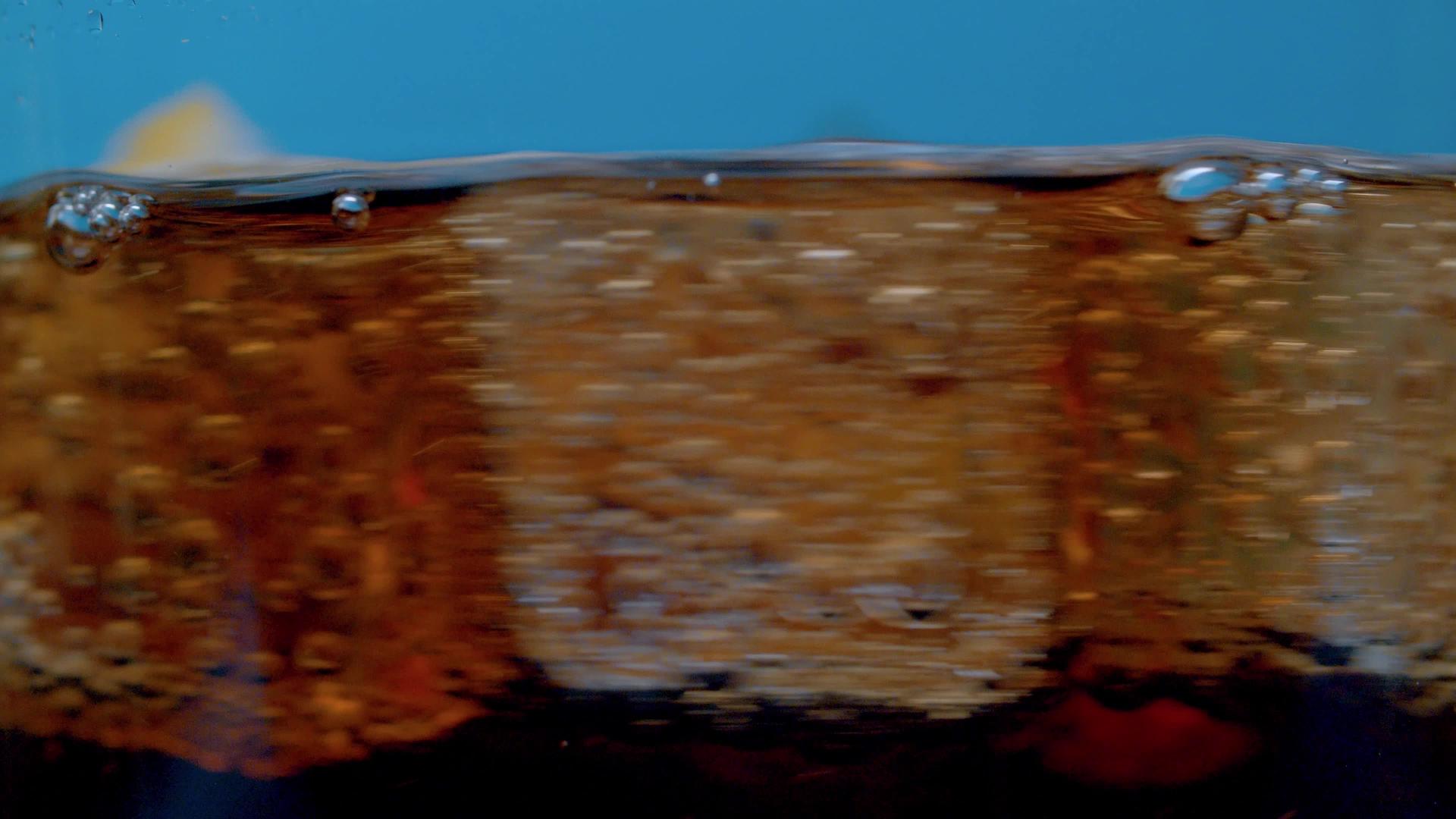 冰块在可乐中旋转视频的预览图