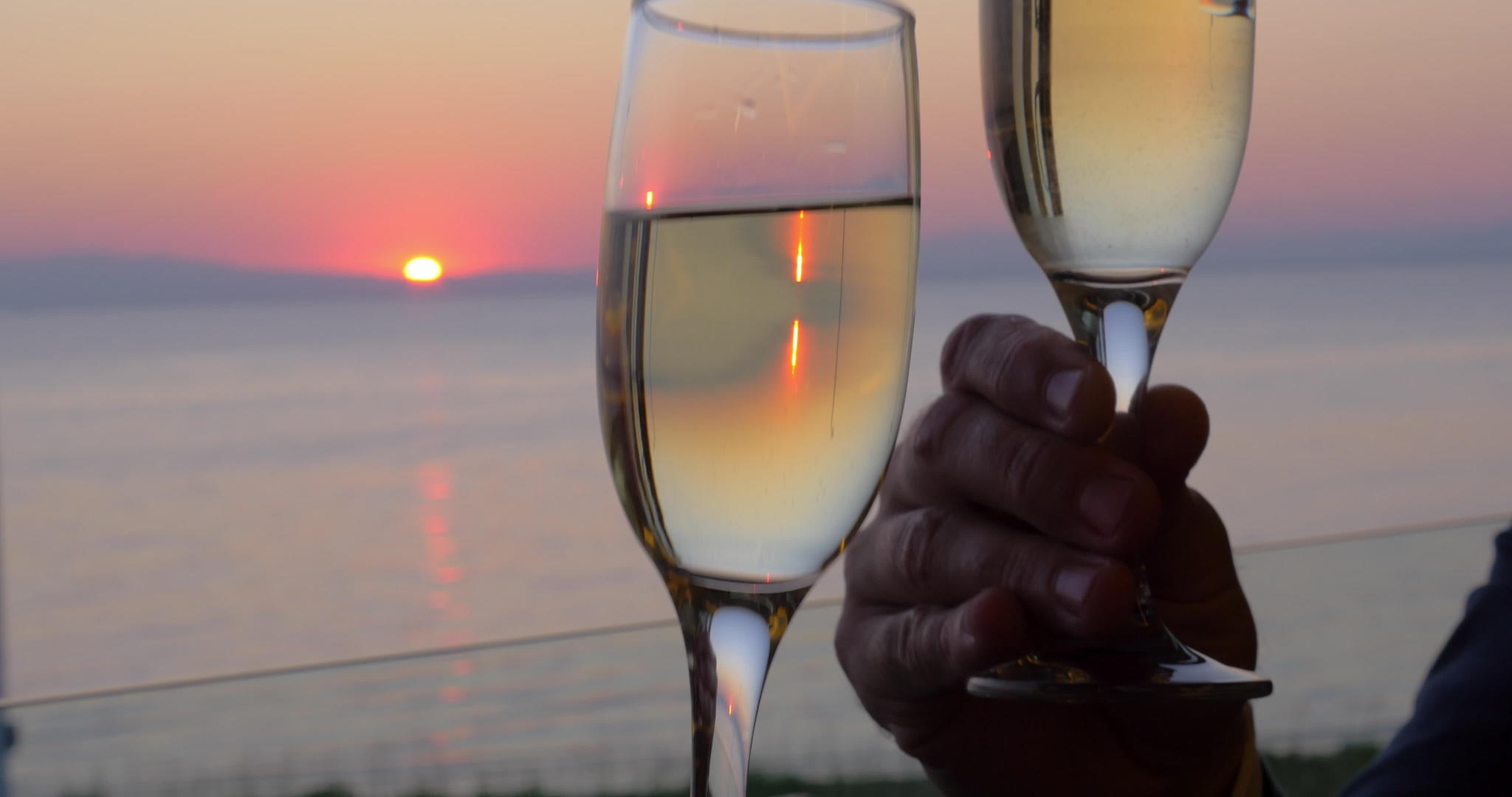香槟杯在日落的海面上闪闪发光视频的预览图