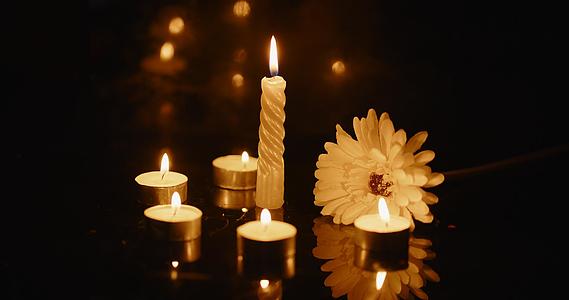 白色蜡烛和白色花朵视频的预览图
