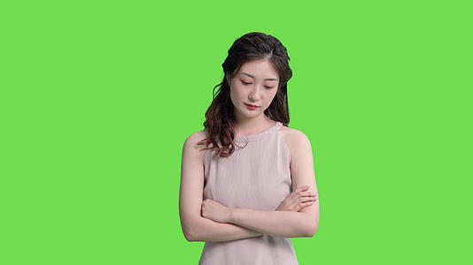 4k女生失望不悦叹气表情动作绿幕抠像视频视频的预览图