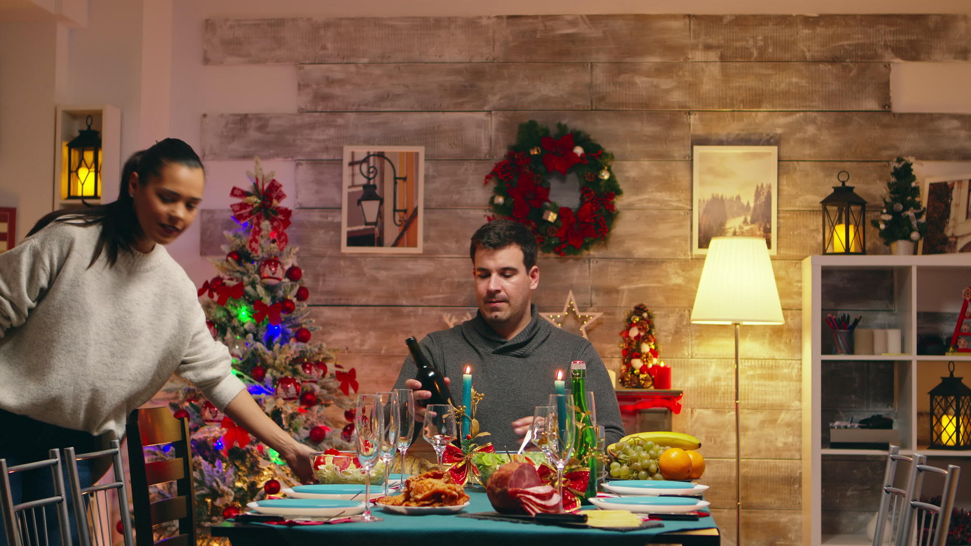 不同年龄的家庭庆祝圣诞节视频的预览图