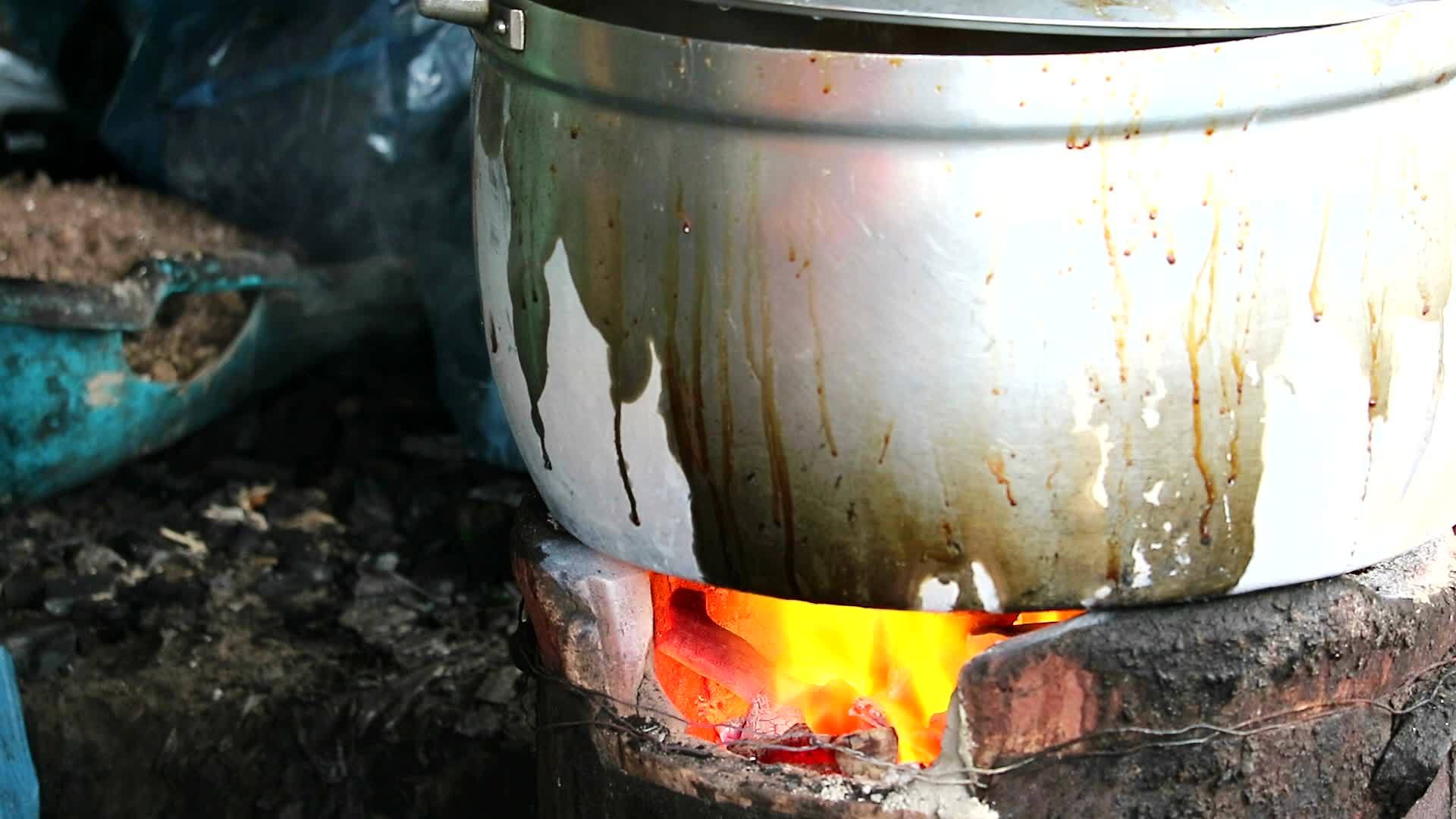 木炭炉灶的使用是农村人的一种方式视频的预览图