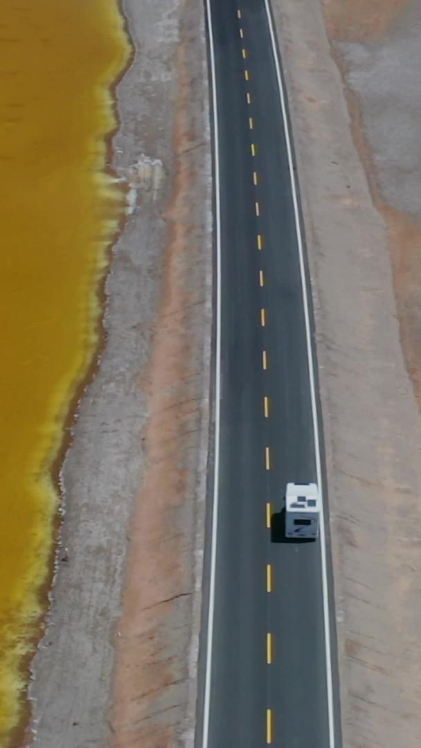 大西北盐湖自驾汽车航拍视频的预览图