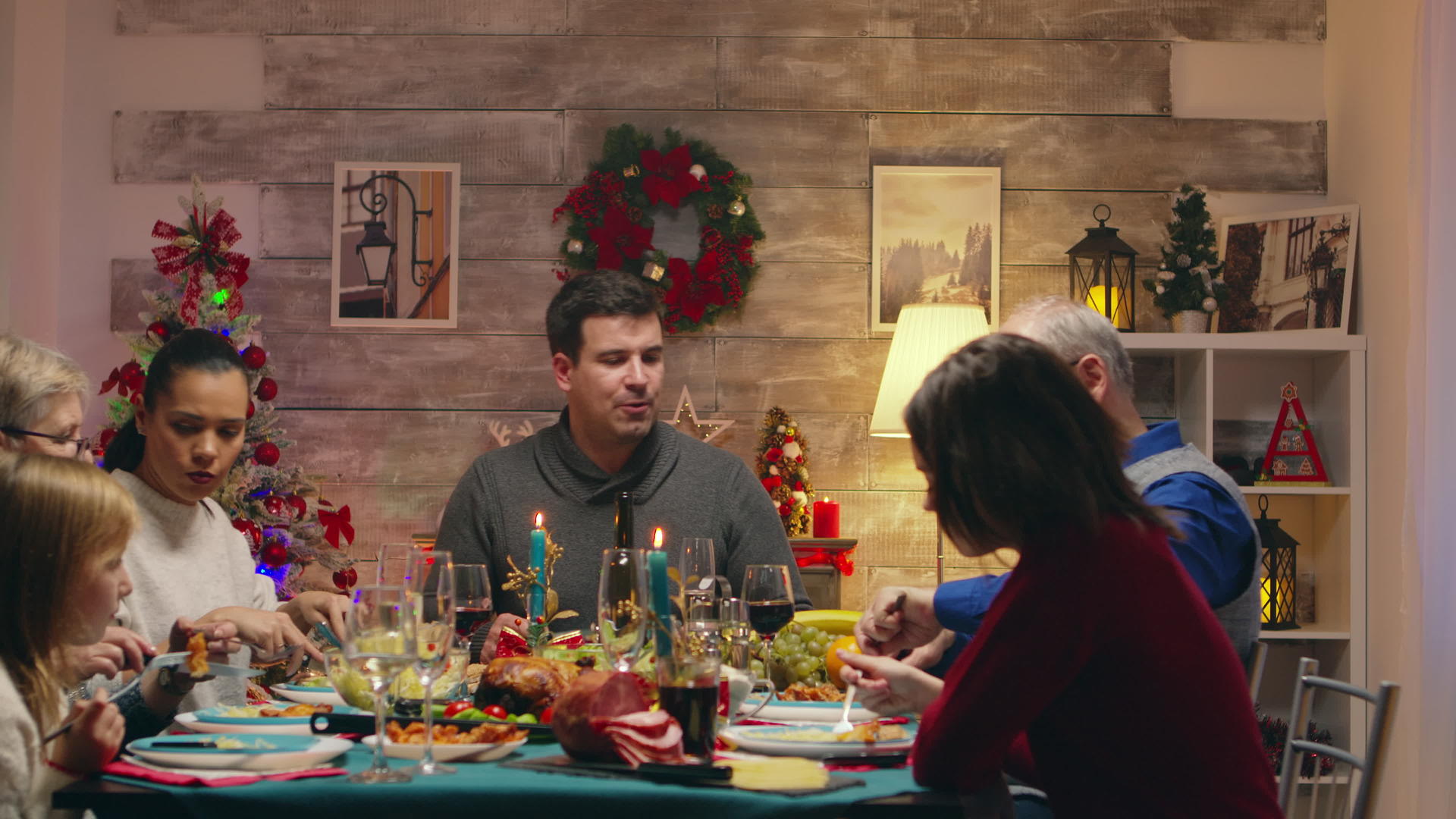 快乐的家庭享受美味的食物吃圣诞聚会视频的预览图