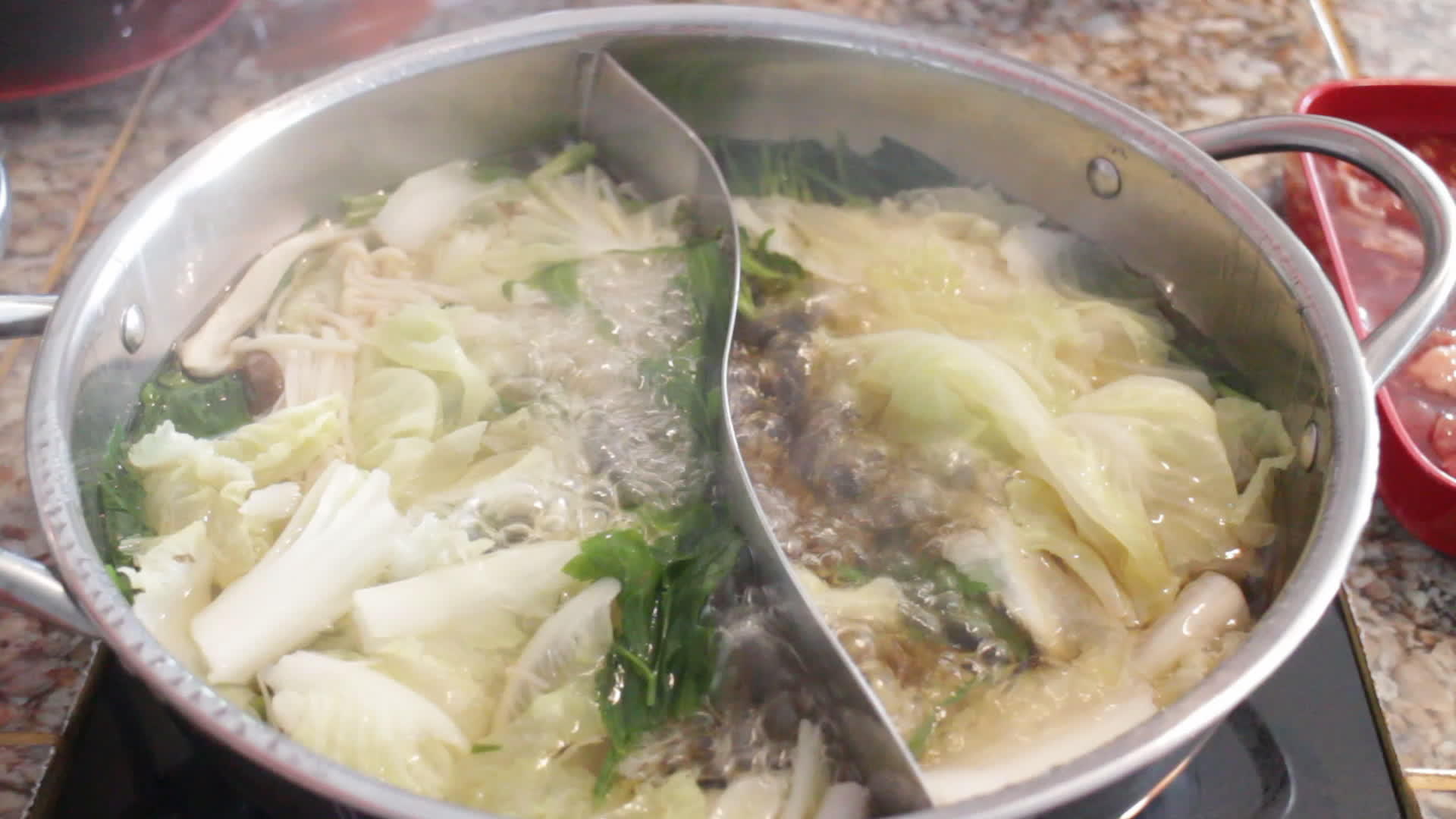各种肉和蔬菜在沸腾的沙布锅里视频的预览图