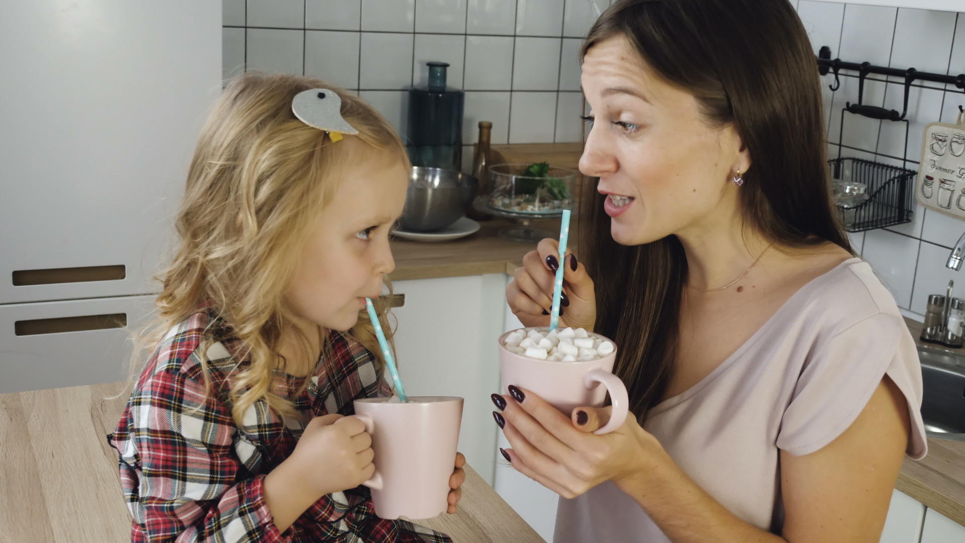 母亲和女儿用棉花糖喝可可视频的预览图