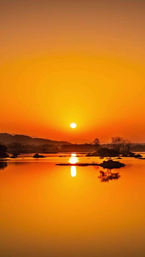 秋冬河边橘黄色日落延迟视频的预览图