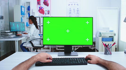 用绿屏电脑打字的医生视频的预览图