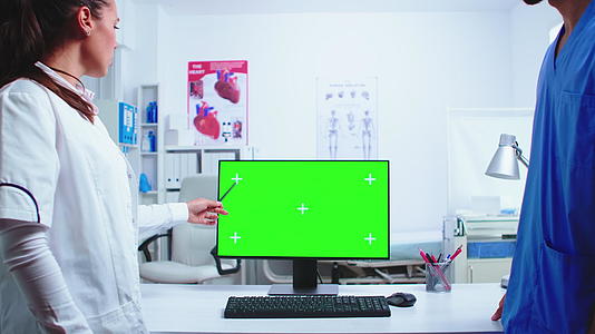 医生在电脑上用绿屏解释视频的预览图