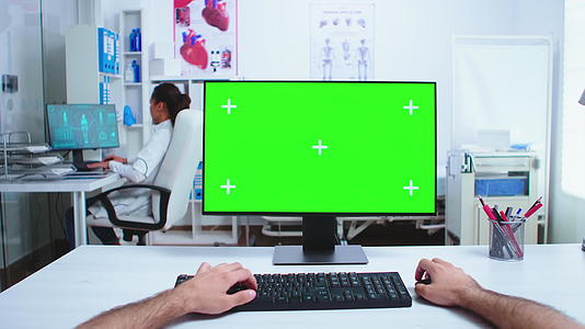 用绿屏电脑打字的医生视频的预览图