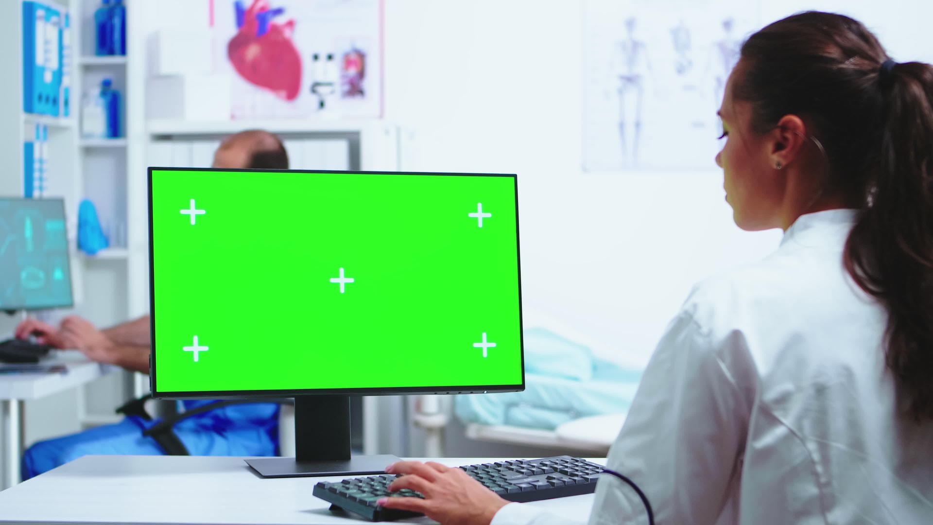 医生在电脑上做诊断视频的预览图