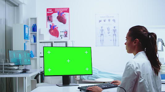 在计算机上进行医疗书写诊断视频的预览图