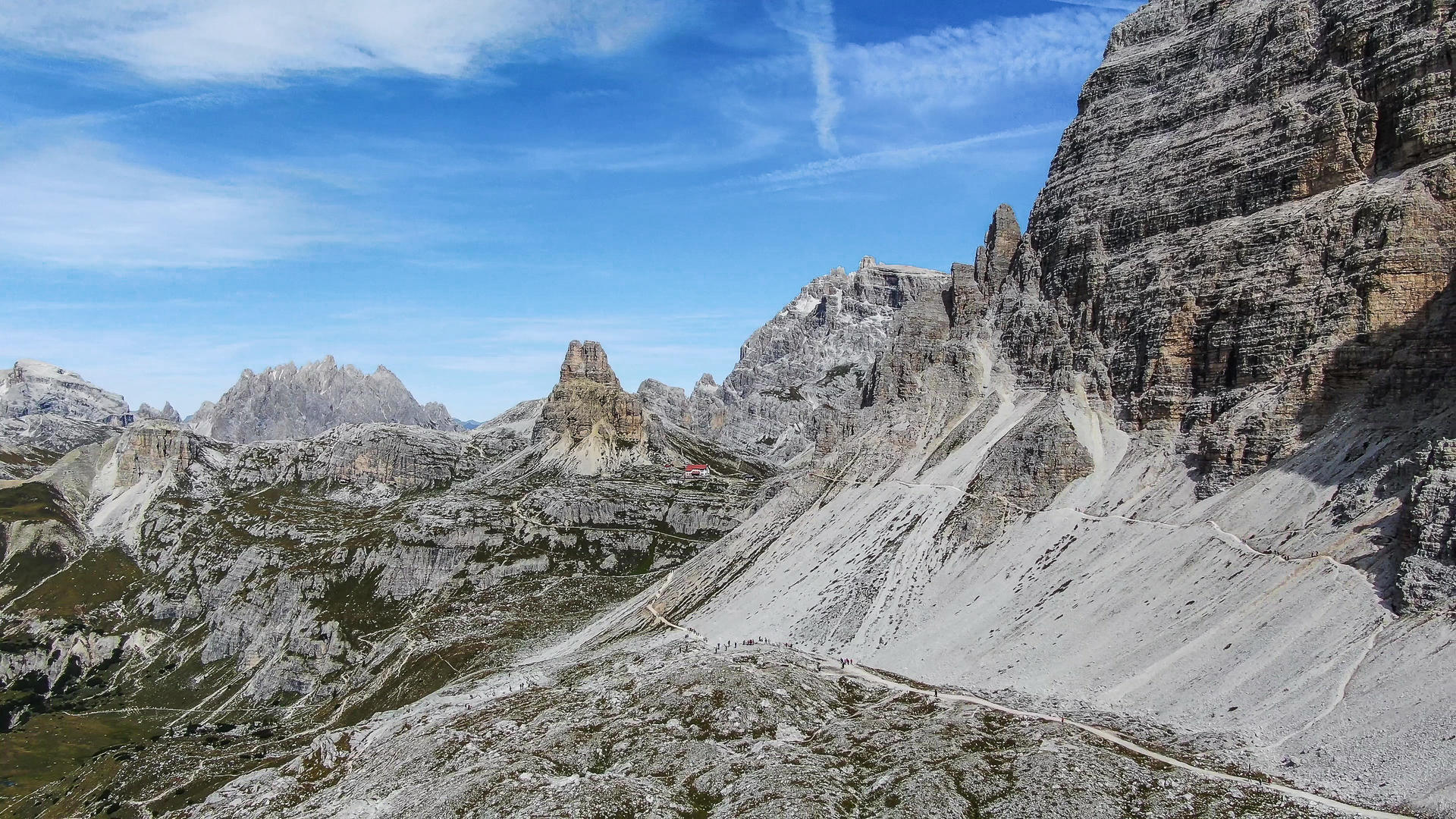 航拍意大利阿尔卑斯山脉多洛米蒂山区实拍视频视频的预览图