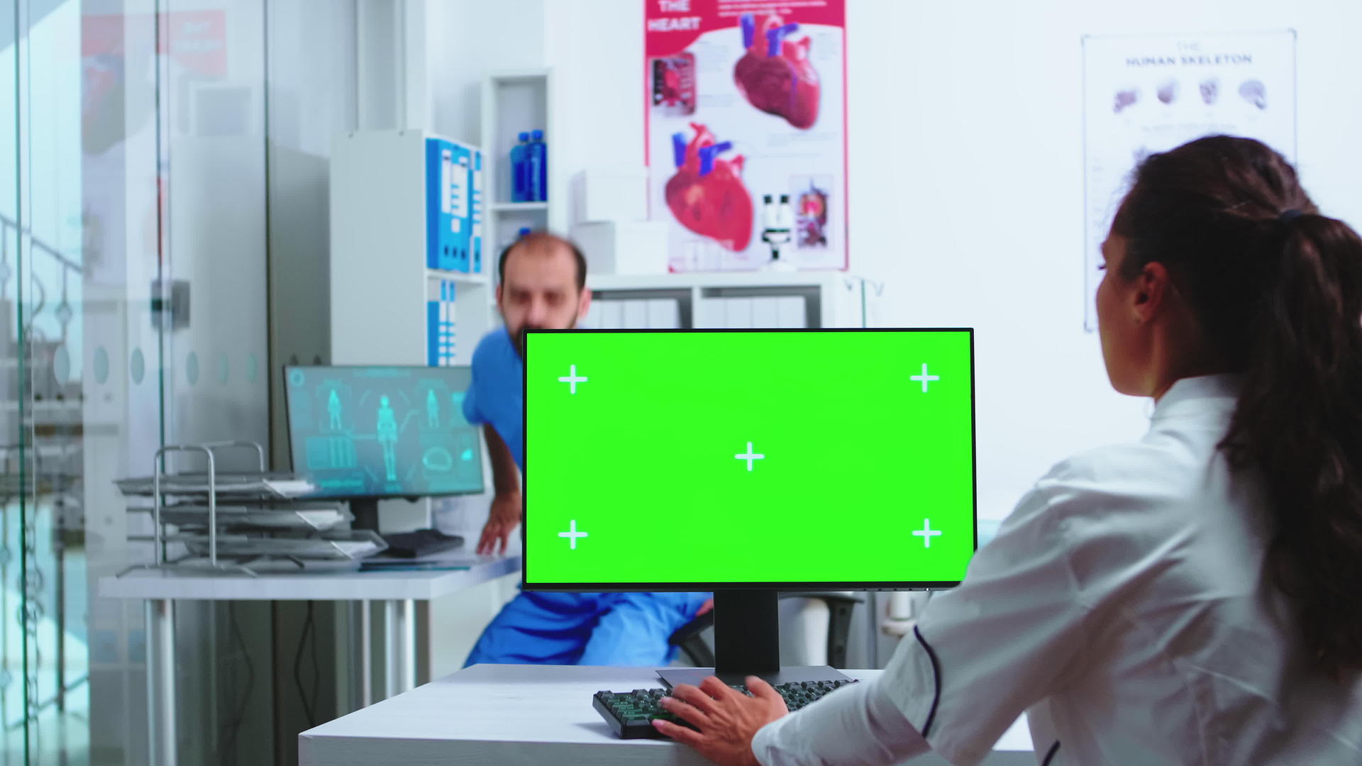 医生使用带有绿色模型的计算机视频的预览图