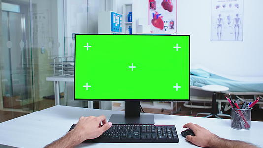 从事计算机工作的健康医生的第一视角视频的预览图