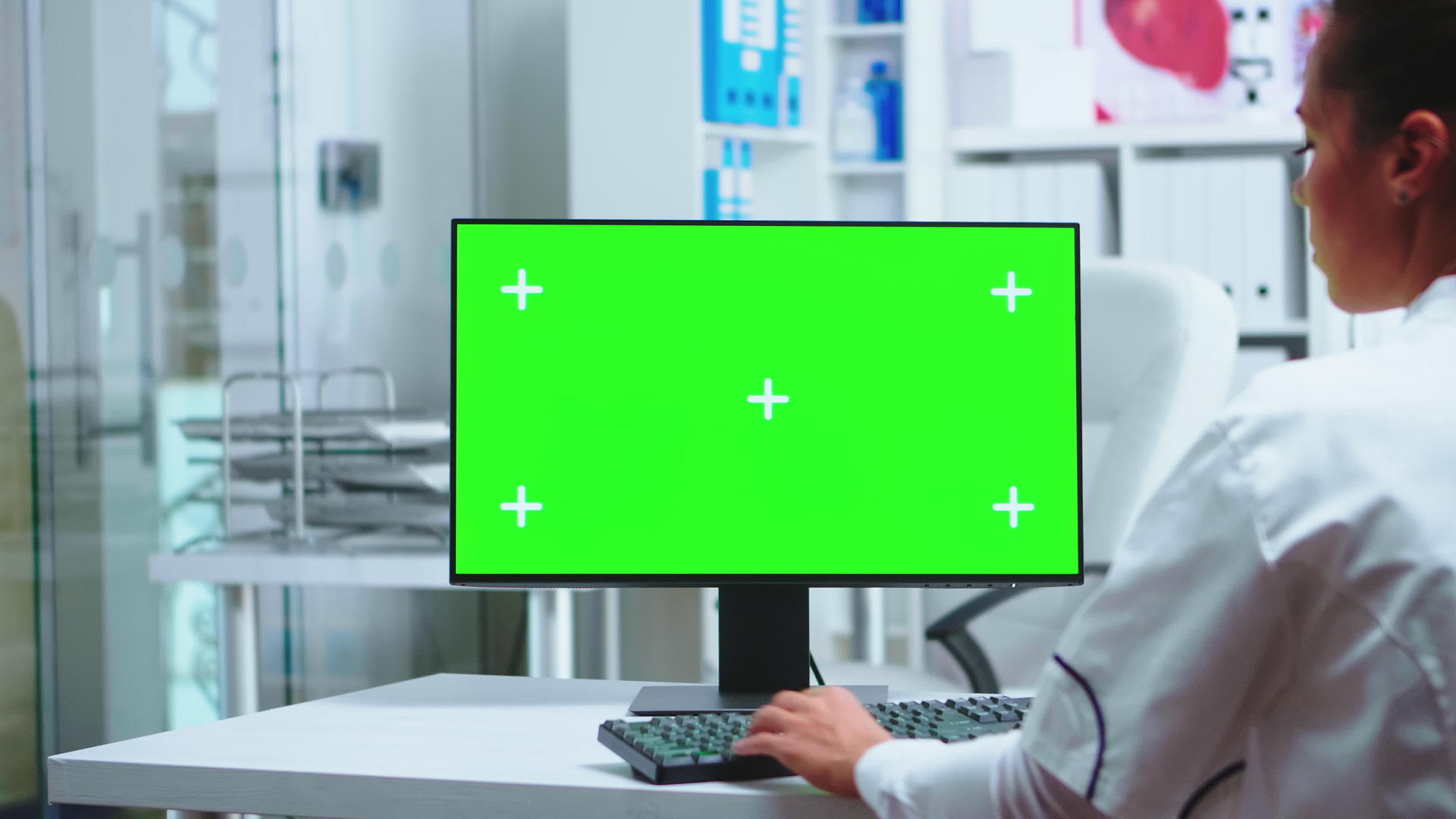 女医生从事绿屏工作c视频的预览图