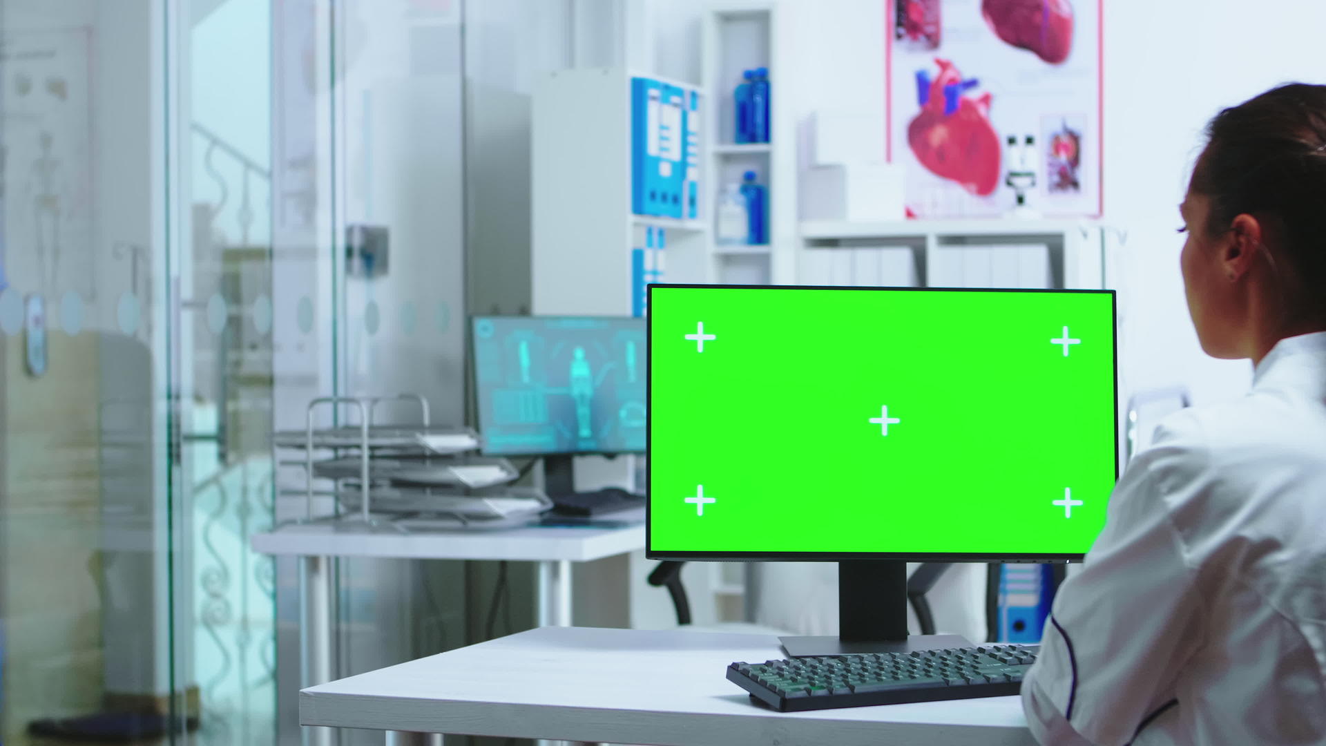 医生和专家使用绿屏计算机视频的预览图