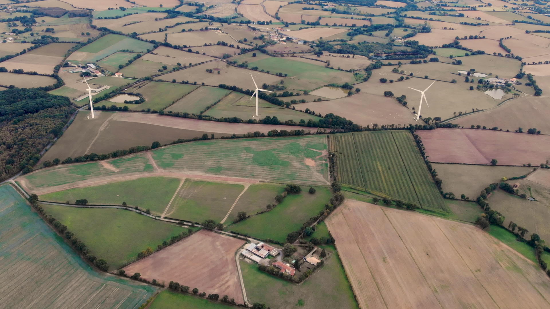 Eolian农场可再生能源的无人机视图视频的预览图