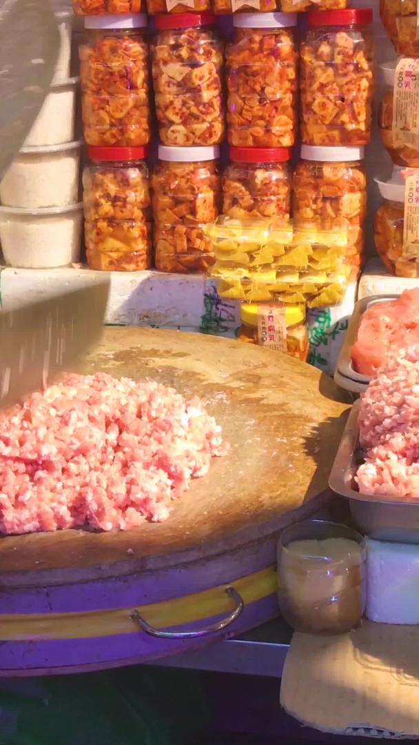 城市菜市场制作肉馅的人们节日、春节、年货、生活材料视频的预览图