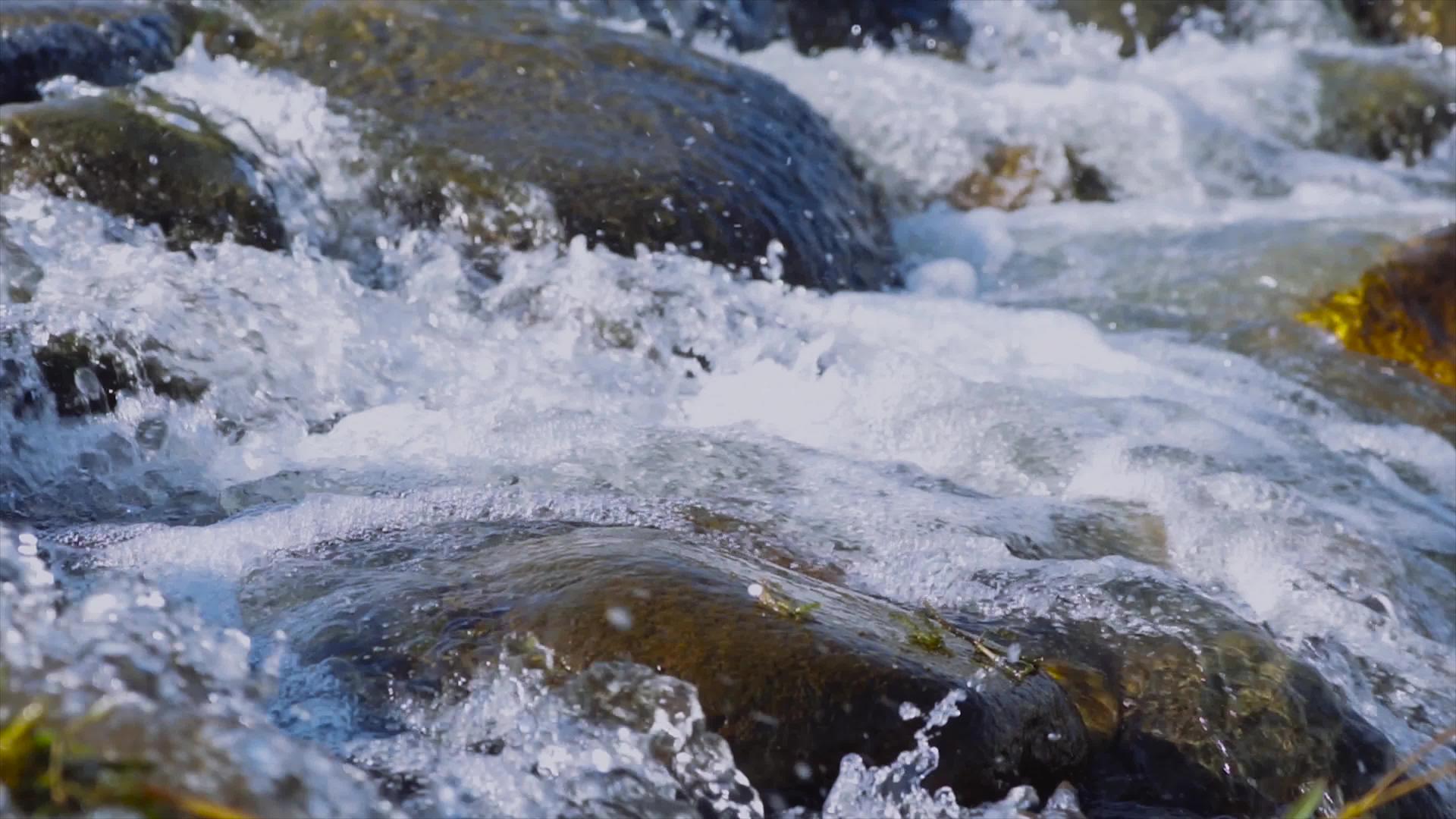 4K实拍高山流水山涧溪流山泉水视频的预览图