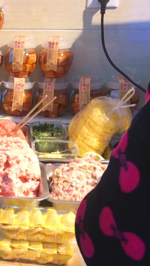 城市菜市场制作肉馅的人们节日、春节、年货、生活材料视频的预览图
