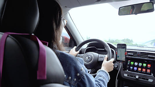 高速路上开车的女青年视频的预览图