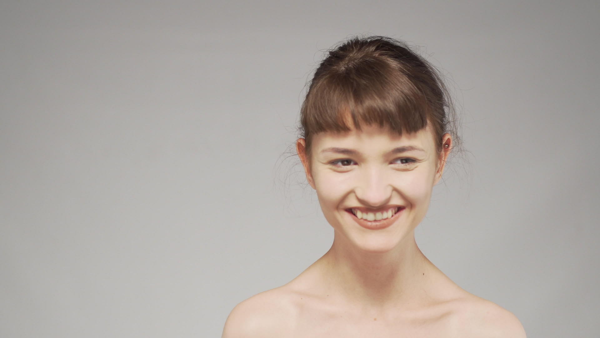 摄影棚里一个可爱女孩的视频肖像微笑着视频的预览图