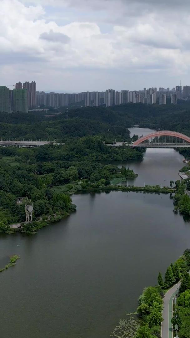 贵州省贵阳百花湖自然风光及城市交通视频的预览图