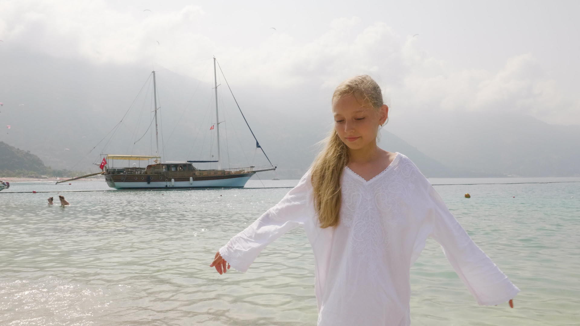 可爱的女孩和青少年享受白色束腰外套和船舶景观视频的预览图
