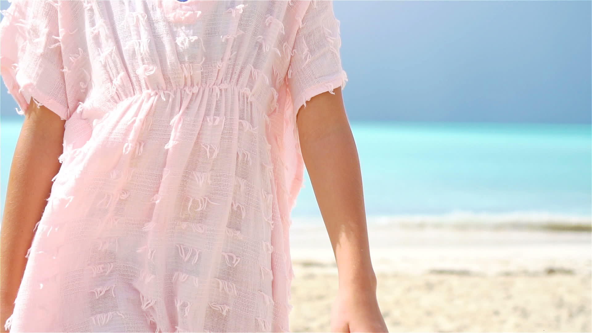 海滩上的小女孩在蜜蜂度假动作视频的预览图