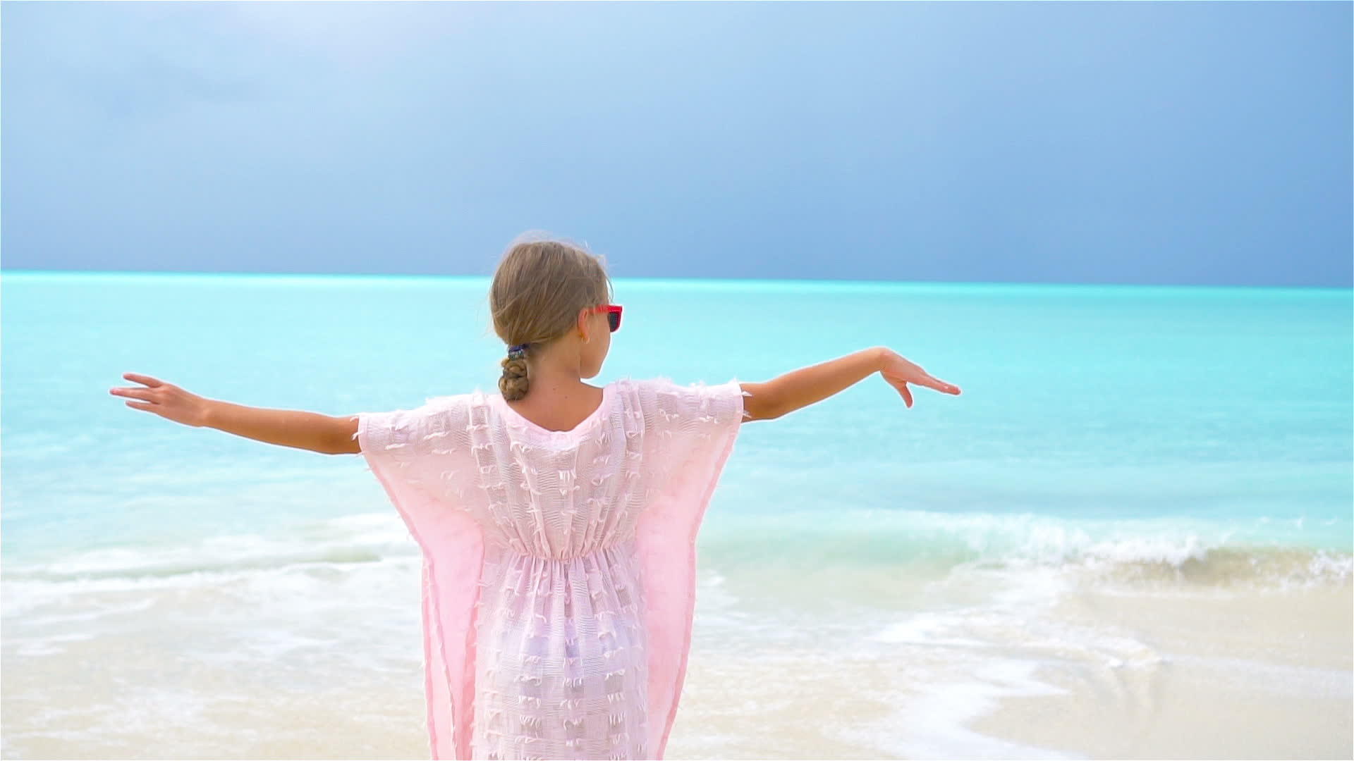 可爱的小女孩在海滩上慢动作视频的预览图