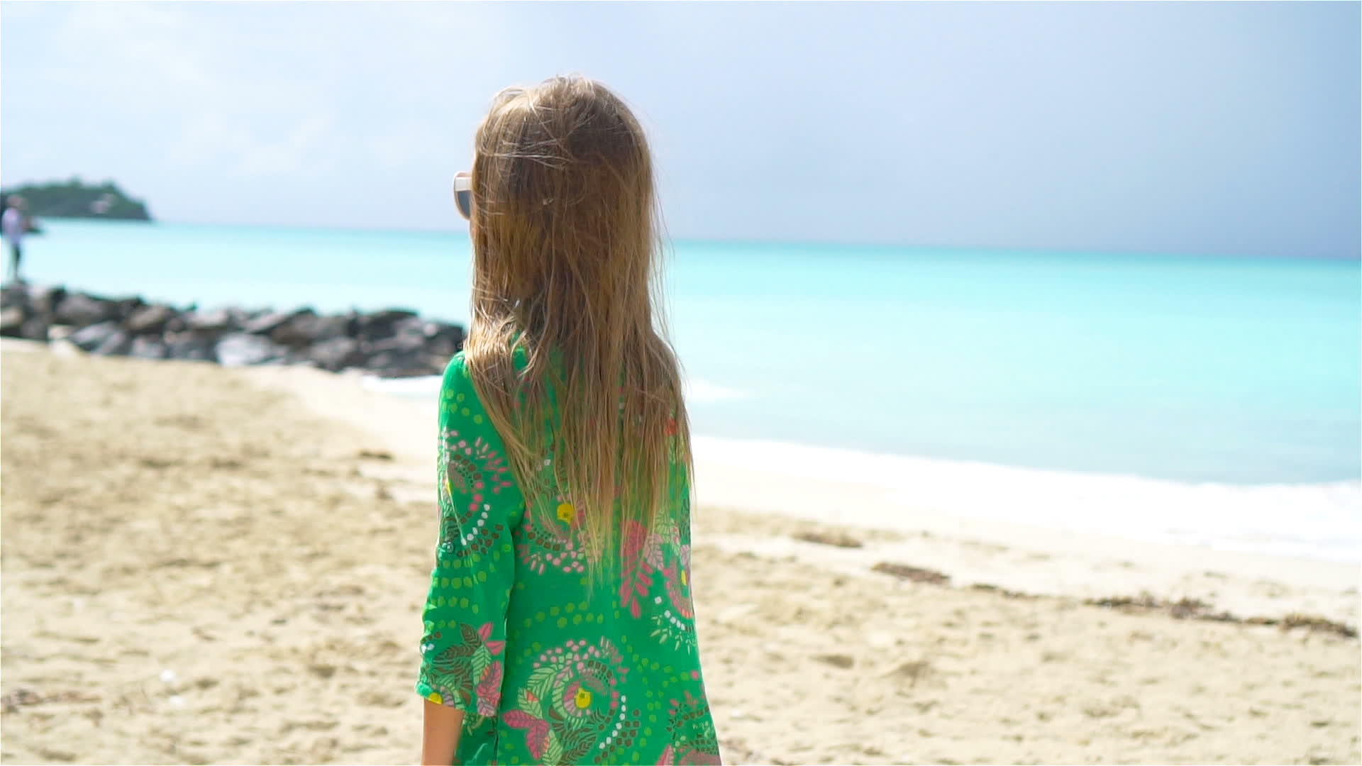 海滩上的小女孩在卡利比岛玩得很开心视频的预览图
