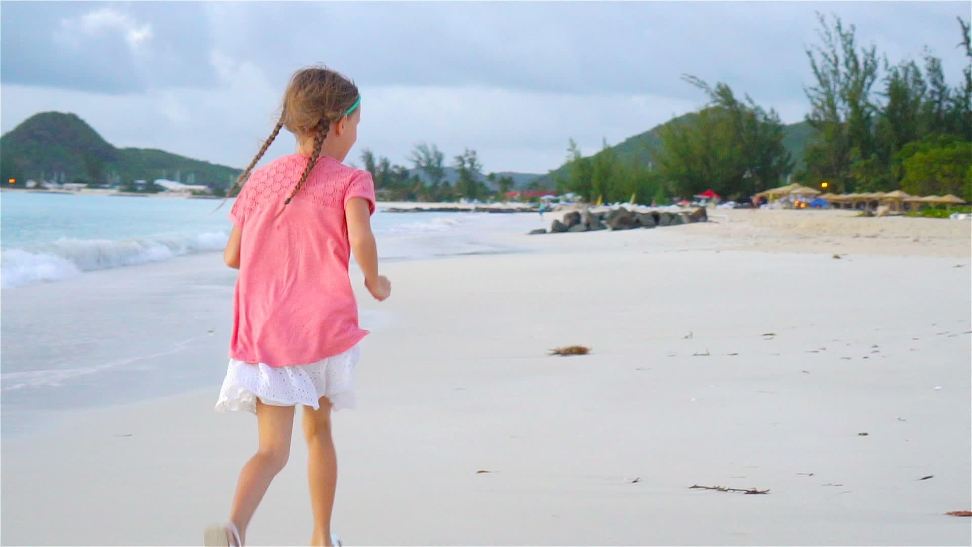 海滩上可爱的小女孩在卡利比岛玩得很开心视频的预览图