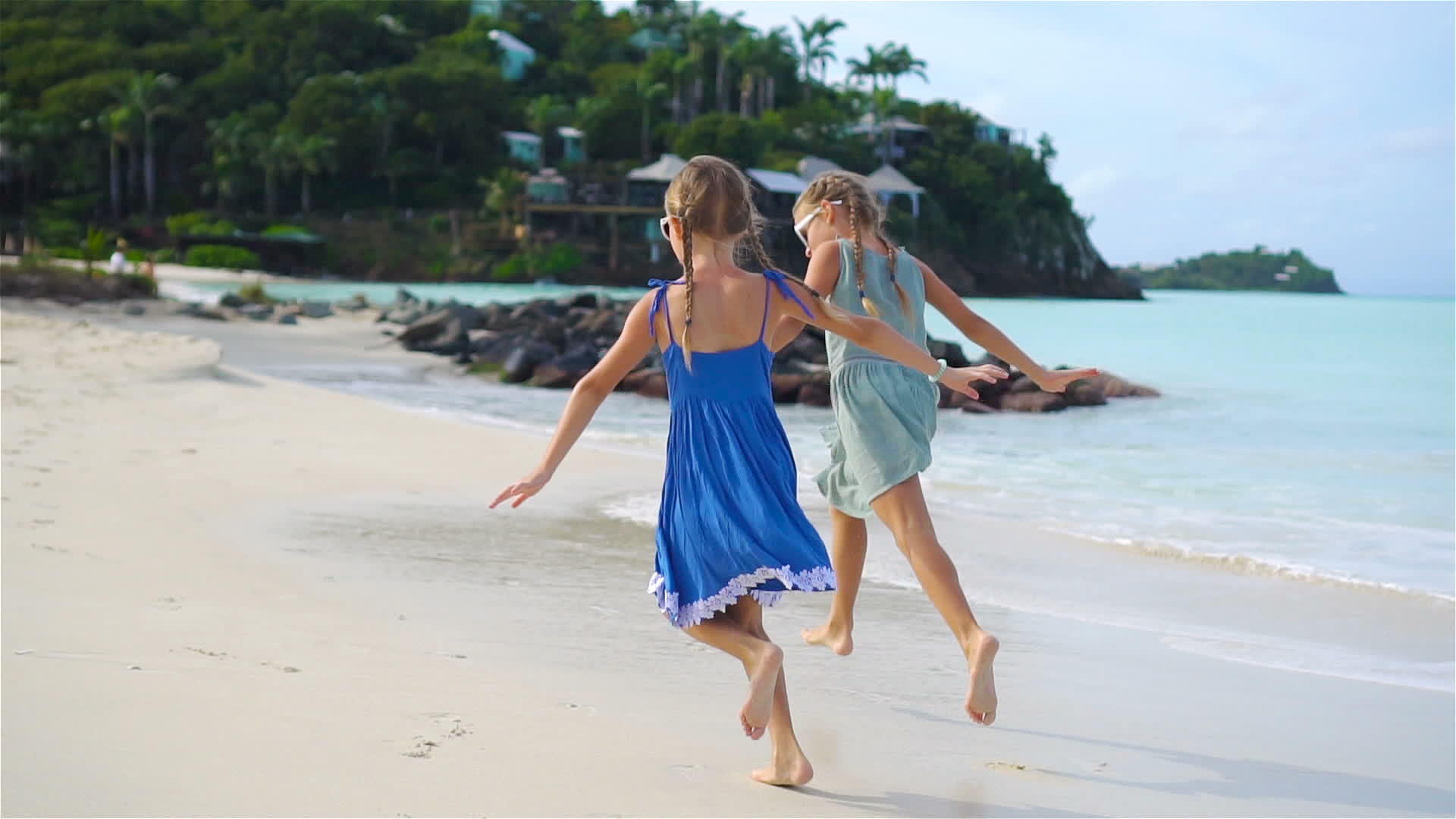海滩上可爱的小女孩在卡普里岛玩得开心又慢视频的预览图