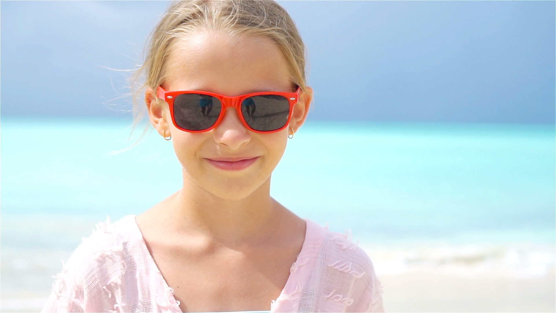 海滩上可爱的小女孩在卡普里岛玩得很开心视频的预览图