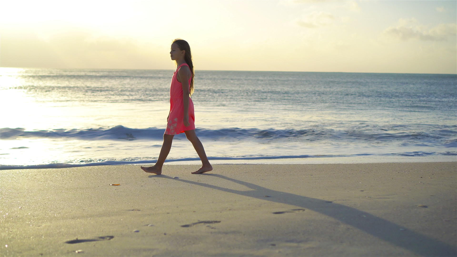 晚上可爱的小女孩在Caribbean岛海滩上视频的预览图