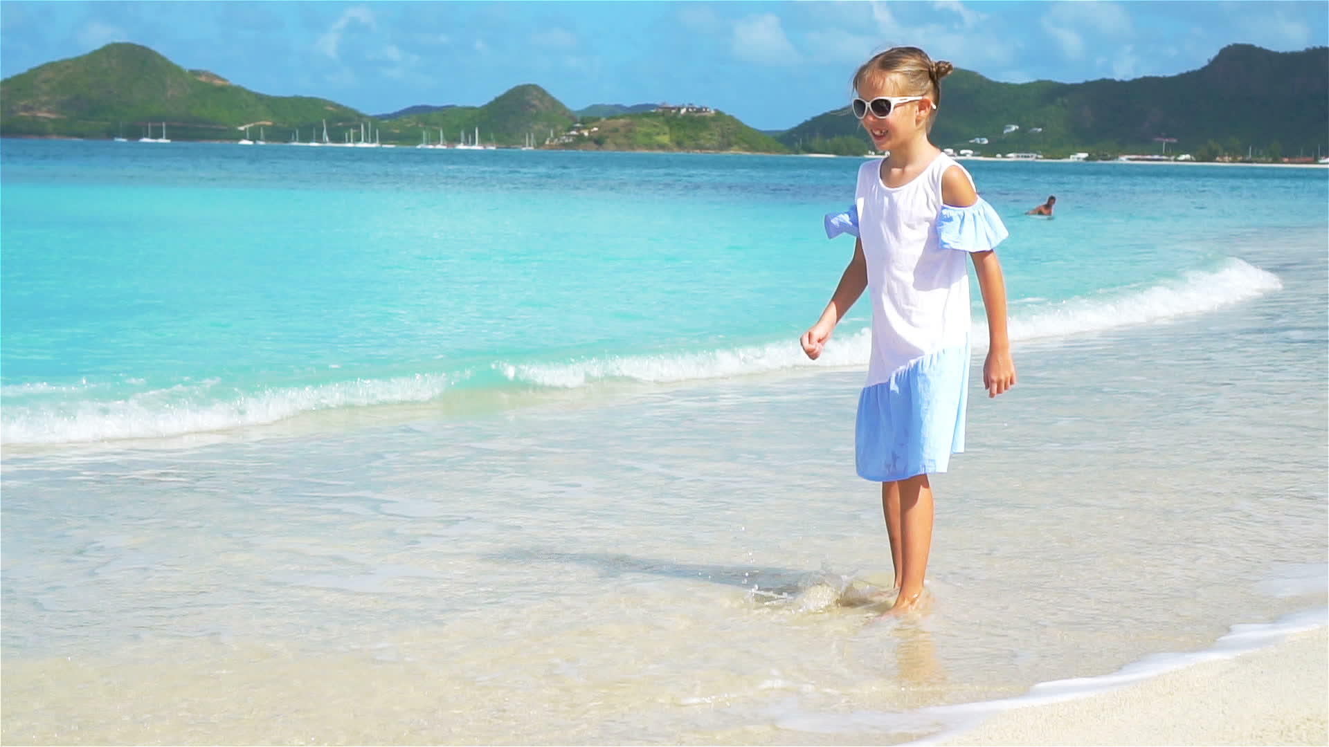 卡利比岛海滩上可爱的小女孩视频的预览图