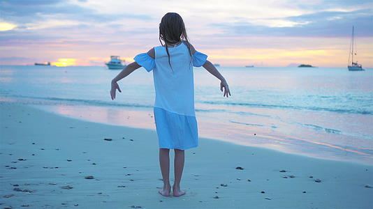 晚上可爱的小女孩在Caribbean海滩上的慢动作视频的预览图