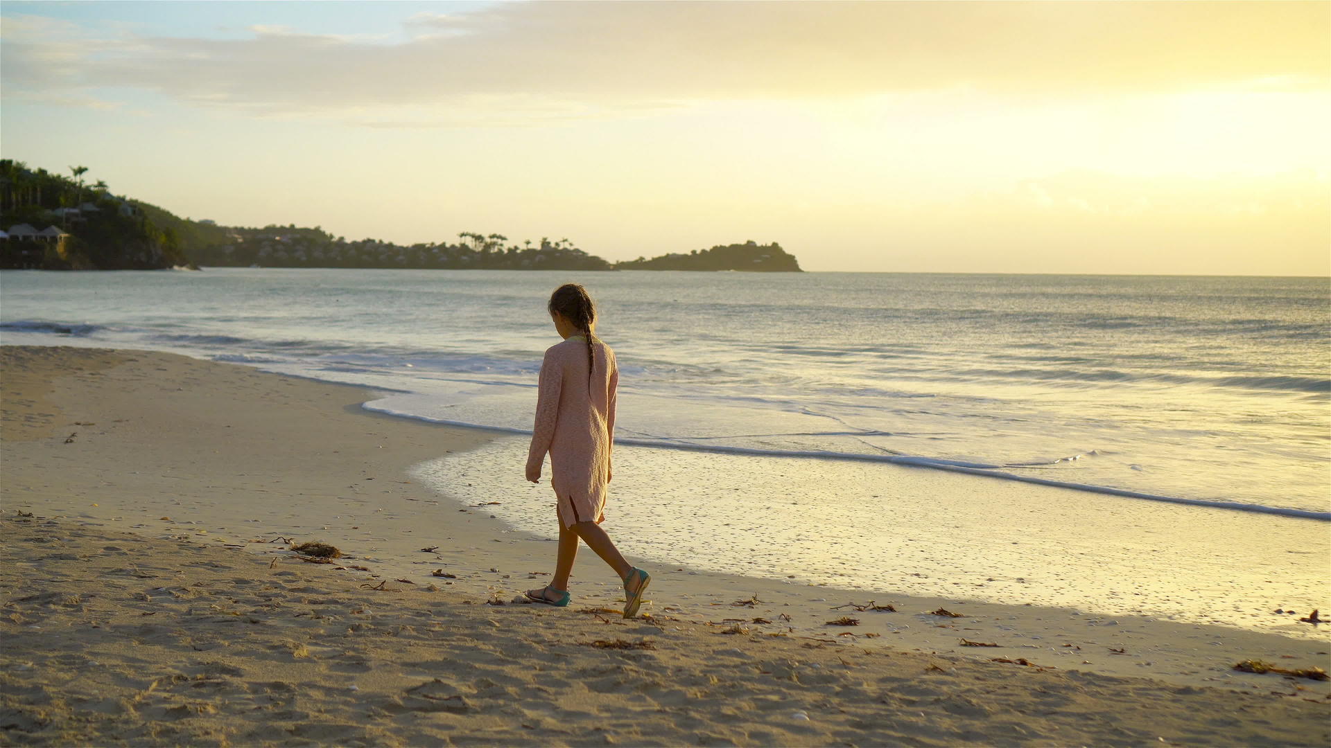 快乐的小女孩晚上走在白色的海滩上视频的预览图