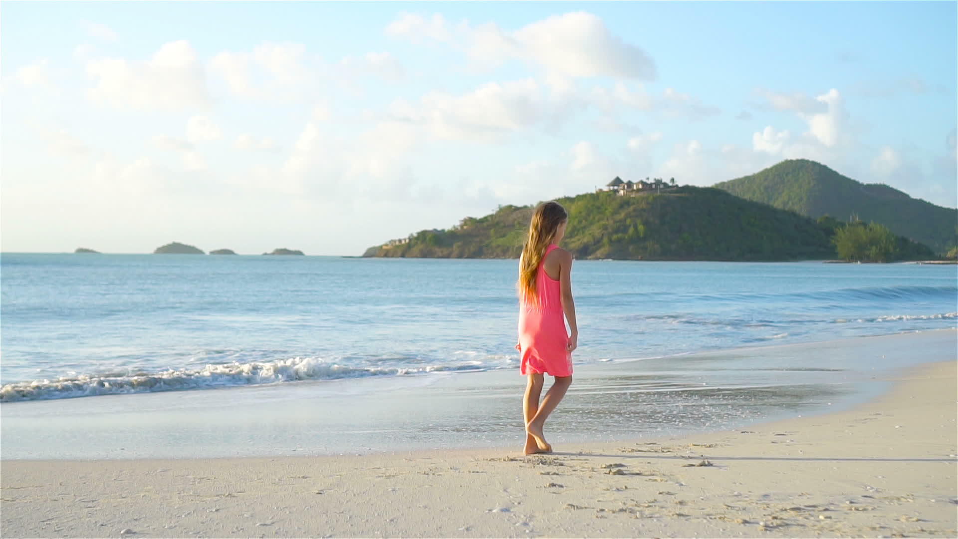 日落时小女孩走在海滩上视频的预览图
