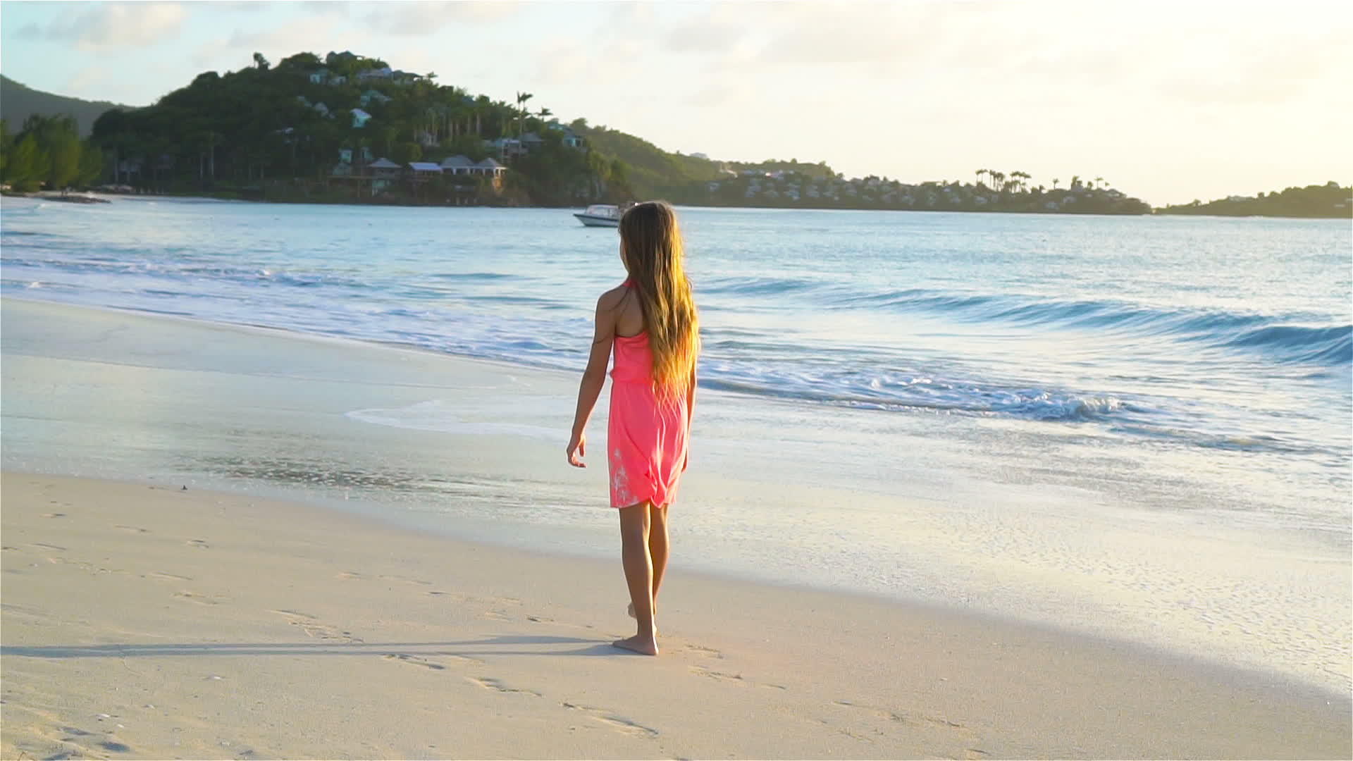 小女孩日落时在白色沙滩上散步的慢动作视频视频的预览图