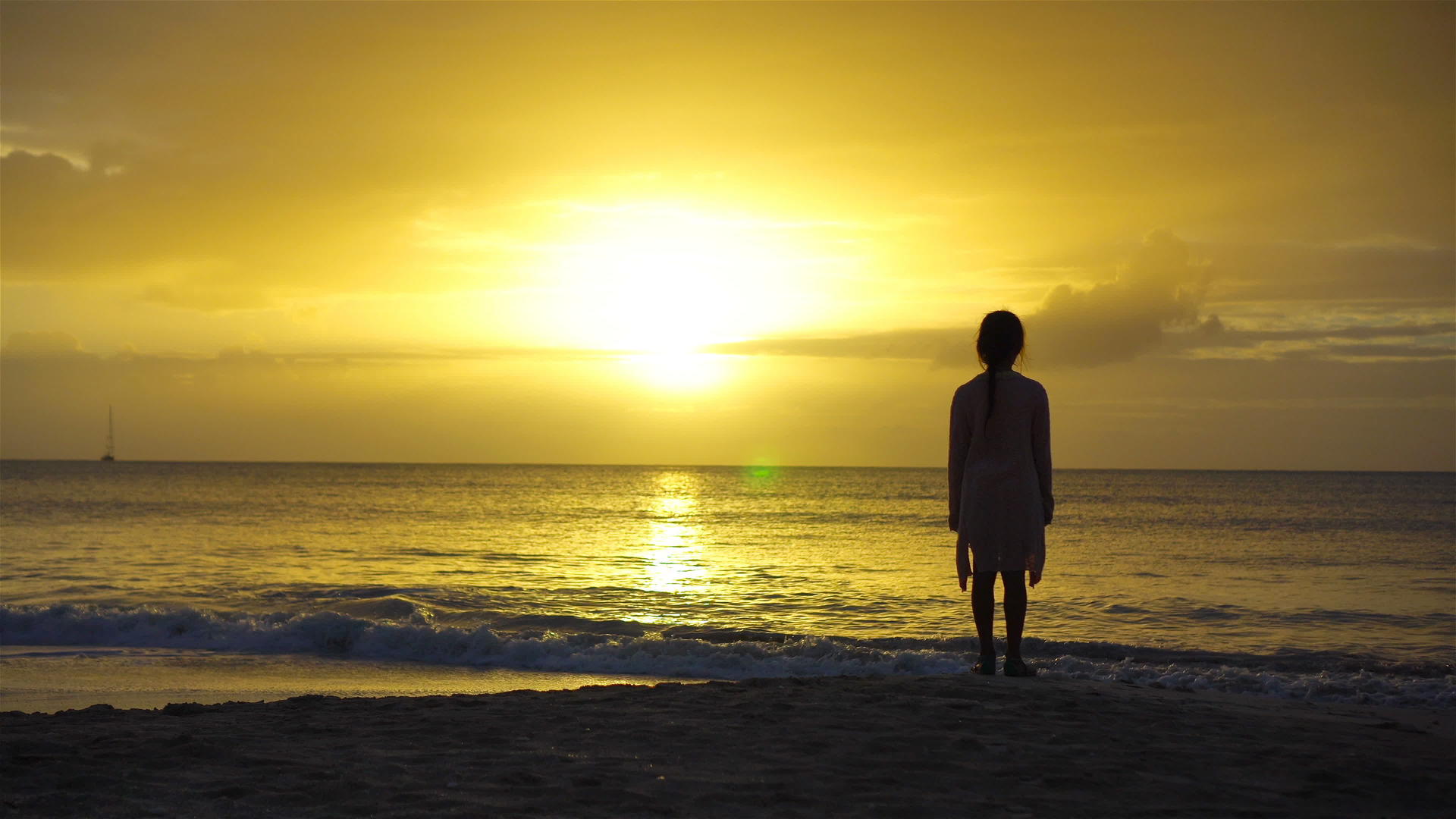 日落时快乐的小女孩在白色的海滩上美丽的日落海岸视频的预览图