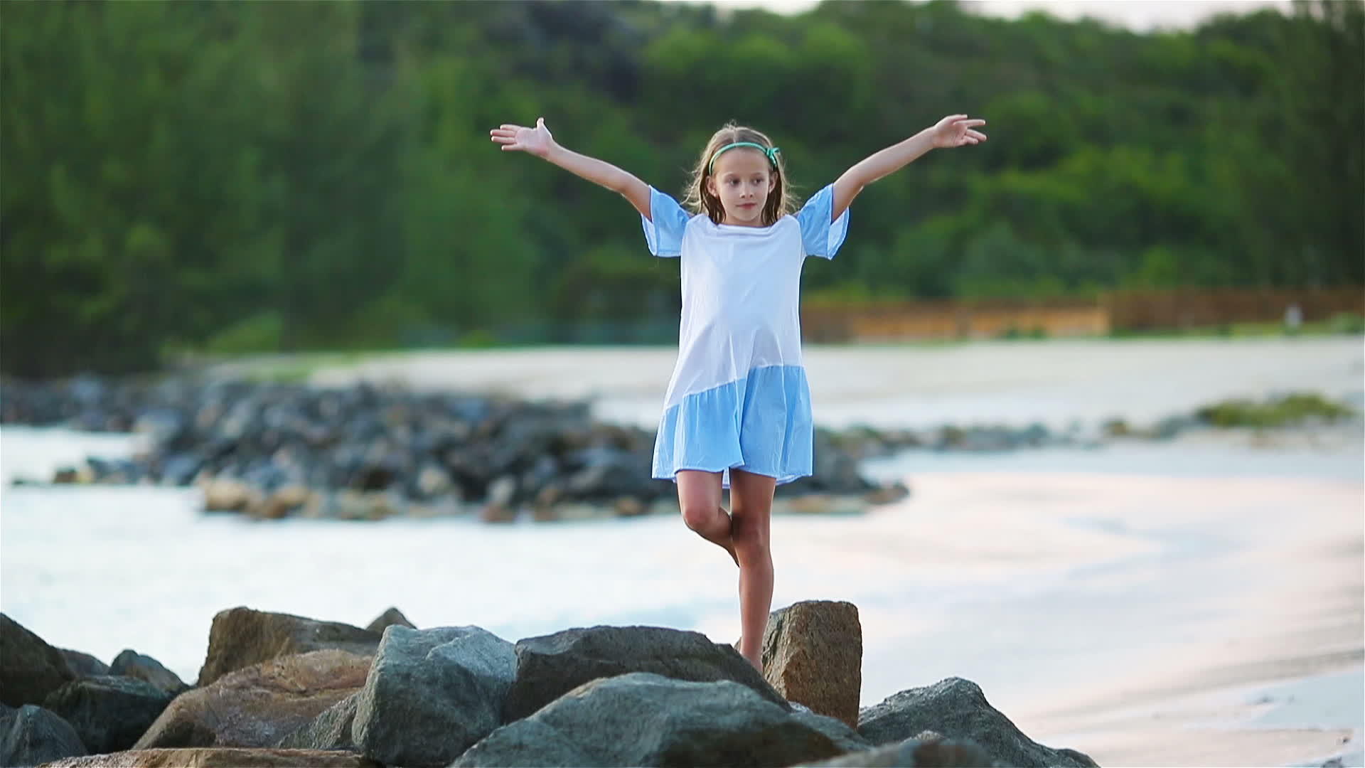 快乐的小女孩在白色的快乐小女孩视频的预览图
