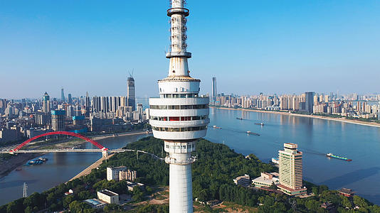 环绕航拍风光城市武汉地标电视塔长江江景素材视频的预览图