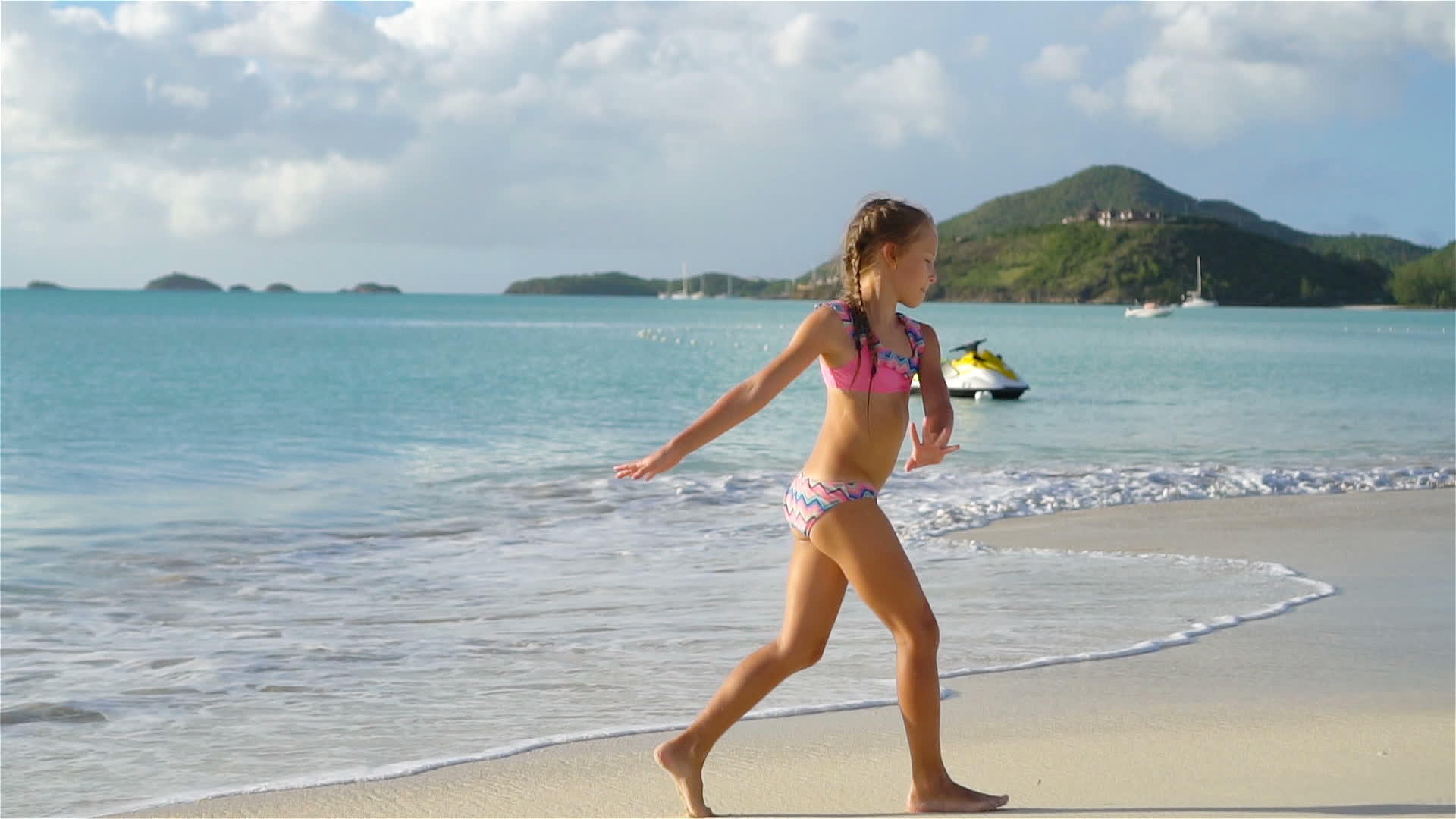 小女孩日落时在海滩上跳舞视频的预览图