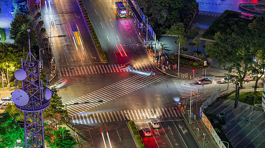 8K城市道路口夜景光轨车流延时视频的预览图
