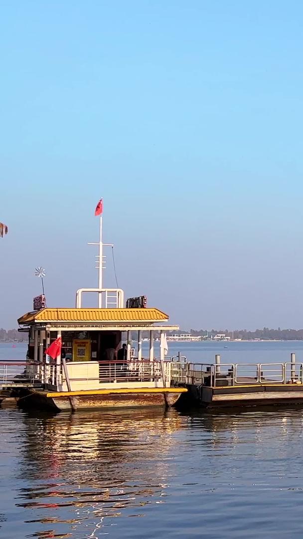 湖北5A级东湖景区航拍码头湖景风光素材视频的预览图