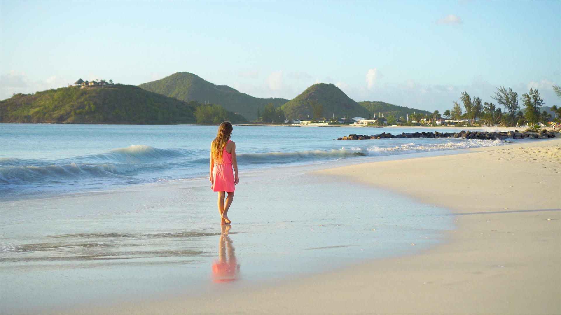 可爱可爱的快乐小女孩在白色沙滩上散步享受假期视频的预览图